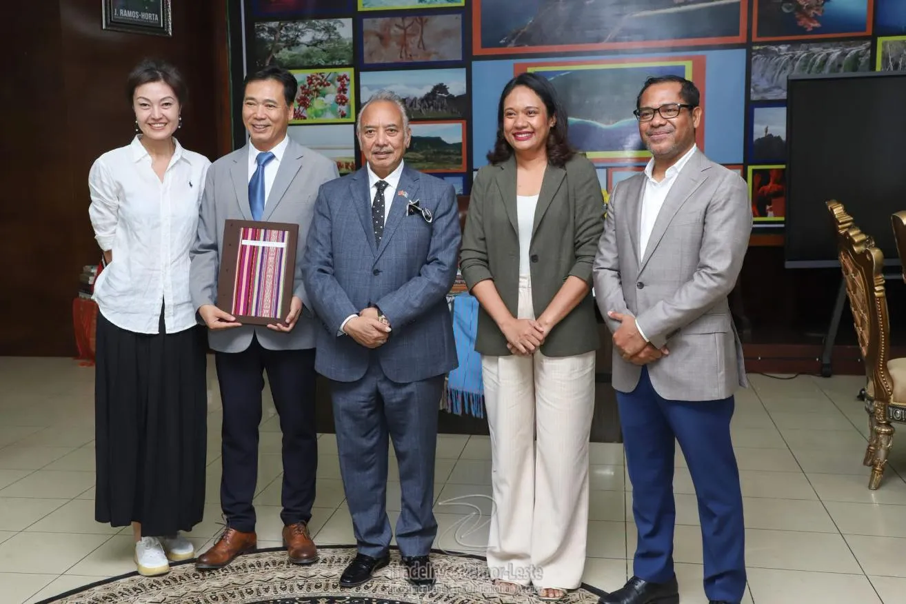 EMG-MRT and government representatives following the certificate presentation